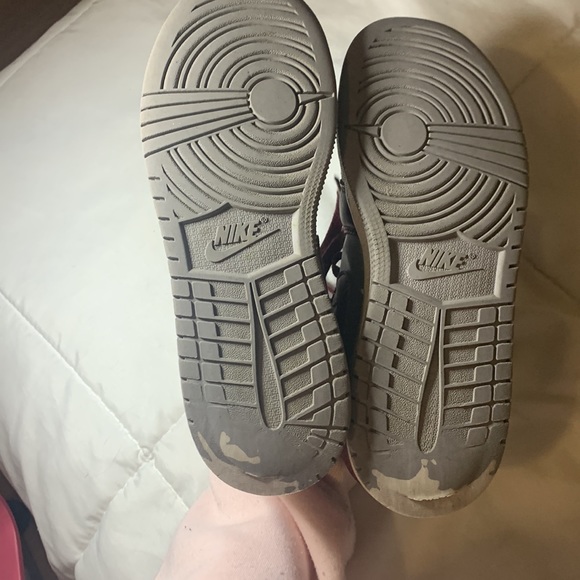 Jordan 1s mid red and grey - Picture 5 of 6